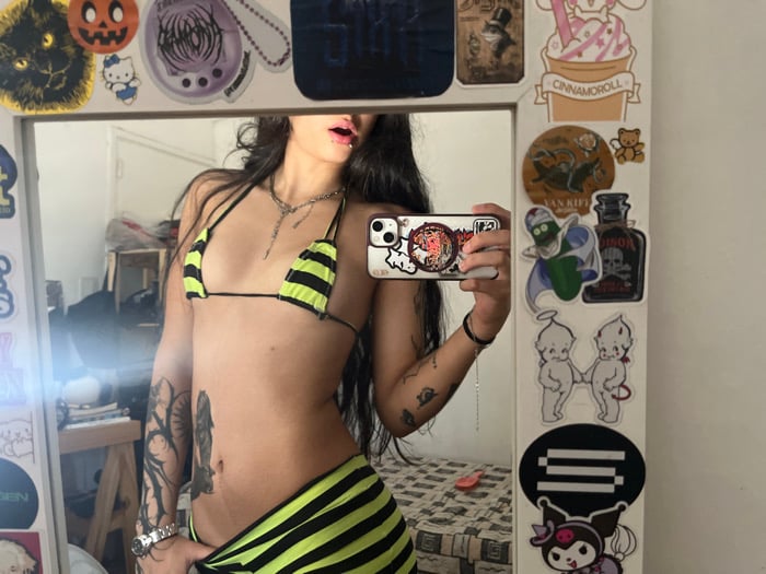 Buenos Aires Woman Documents Afternoon Through Selfies and Daily Moments