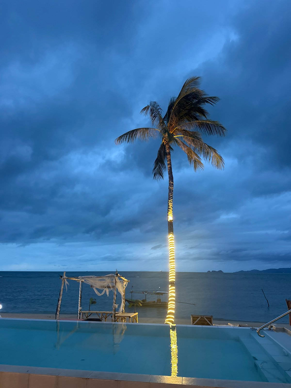Drinks and ocean views at a Ko Samui beach resort