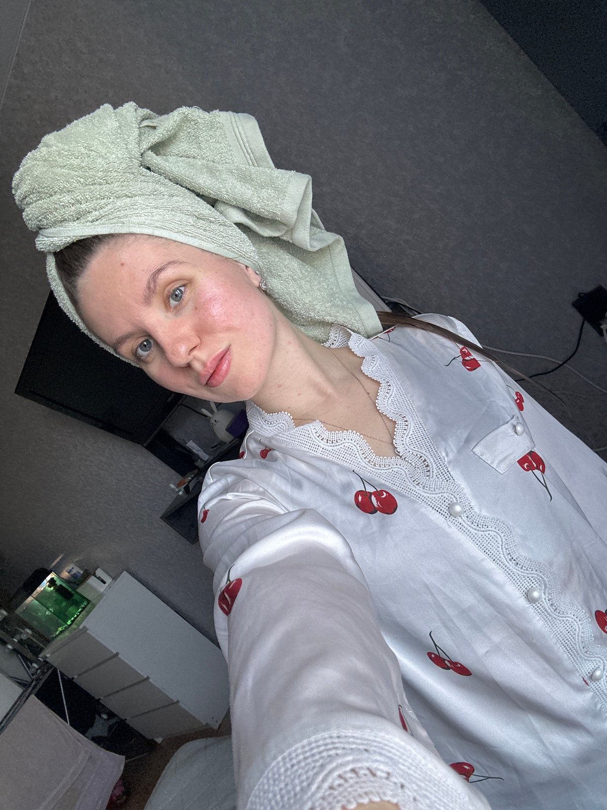 Woman documents morning routine through selfies in Klin, Russia
