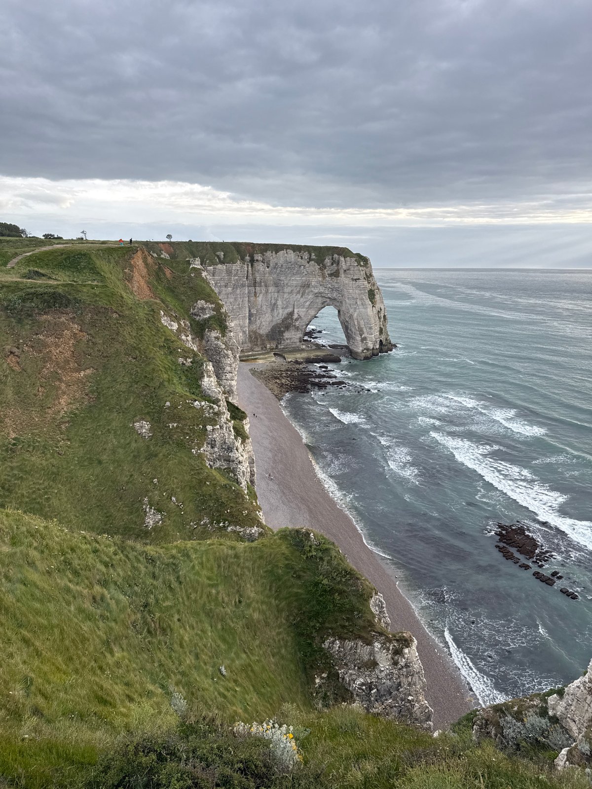 Photographer documents Étretat's dramatic coastline during evening session
