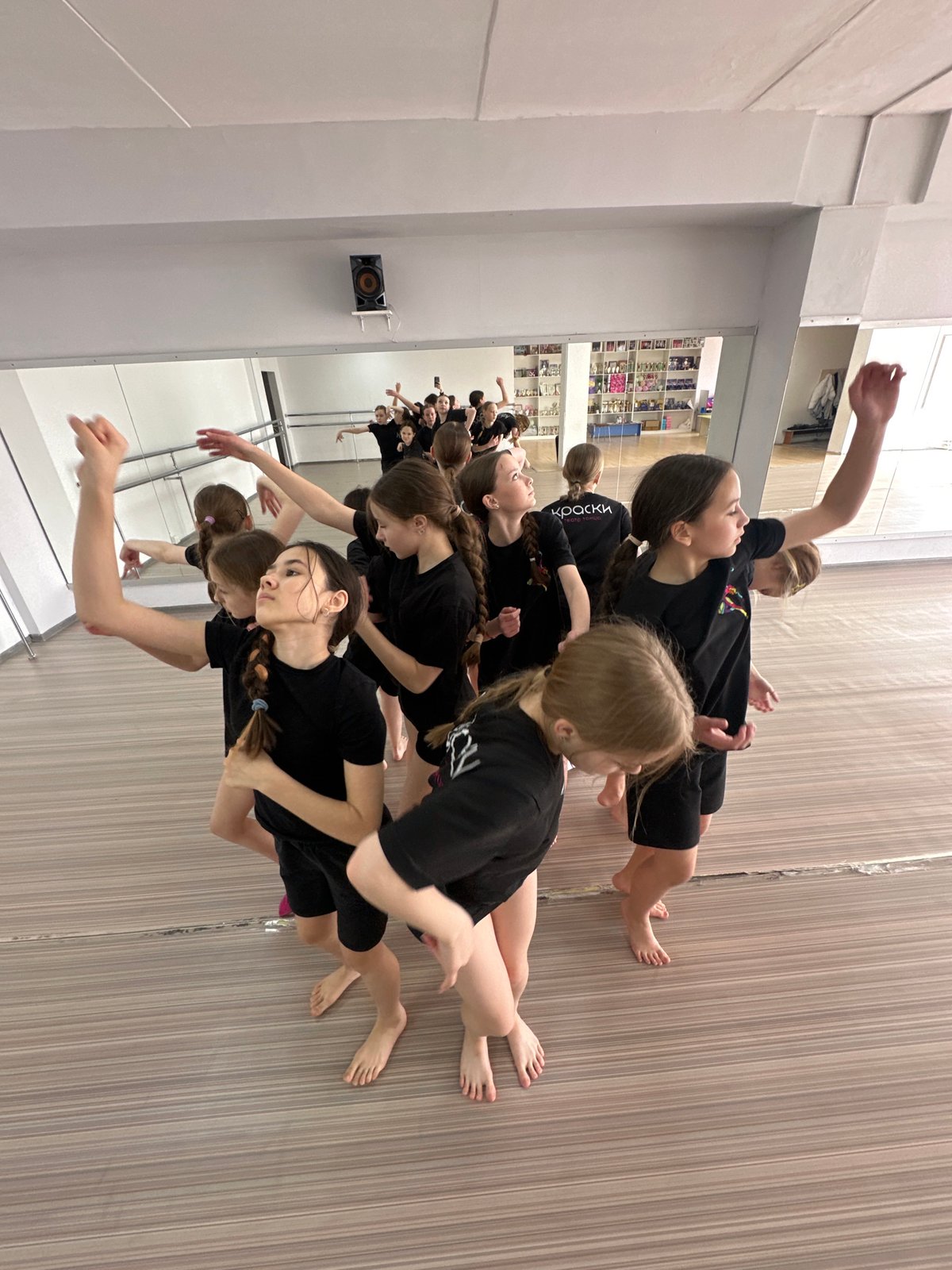 Dance classes with young students documented in Votkinsk studio