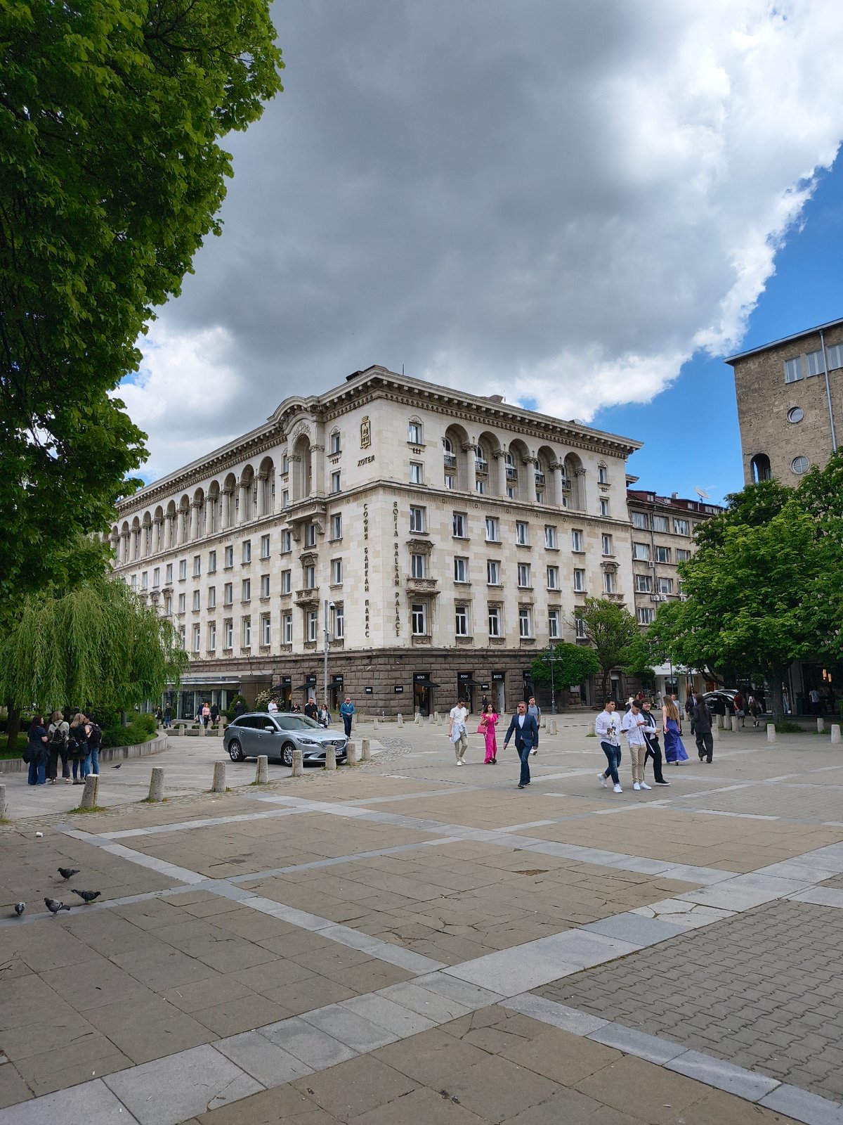 Seven-minute walking tour captures central Sofia landmarks and street life