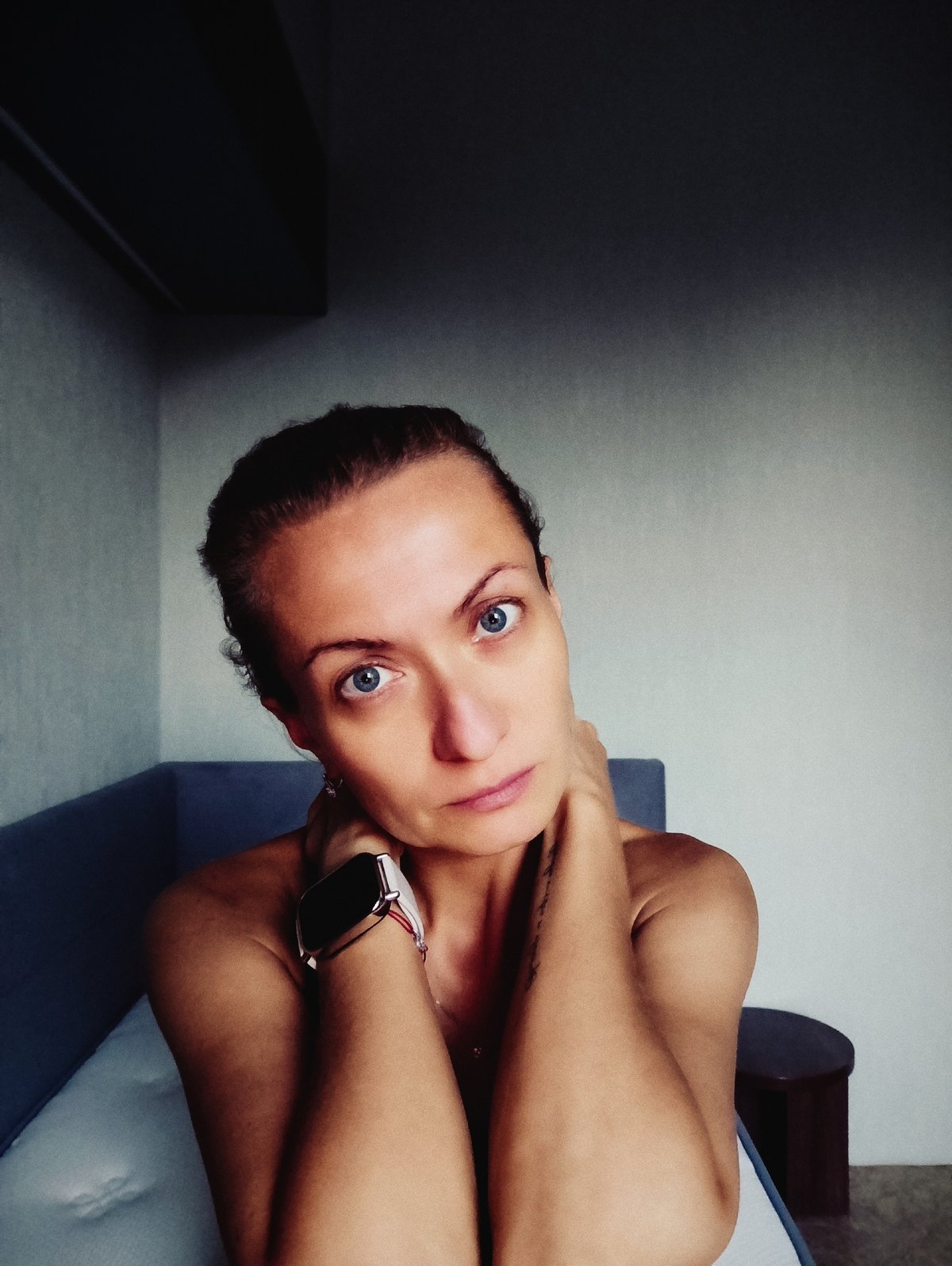Moody apartment portrait session in Moscow, black and white