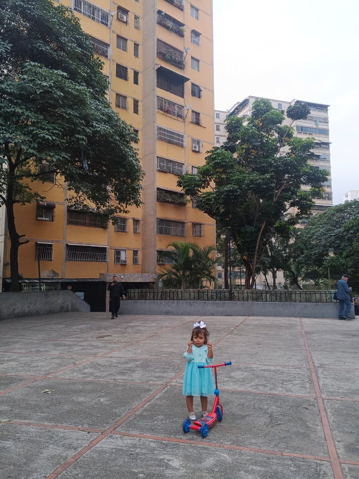Evening moments captured across residential and historic Caracas neighborhoods
