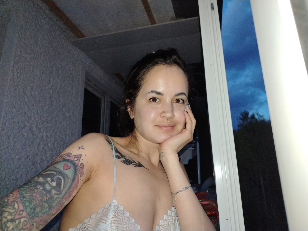 Evening flowers and twilight scenes documented in Noviy, Russia