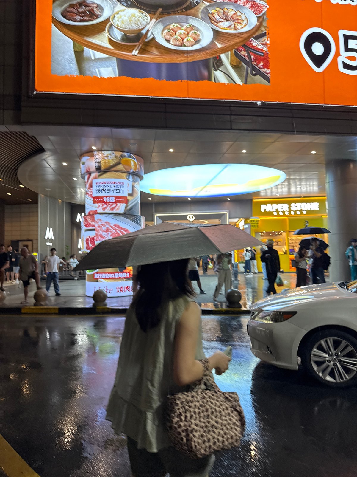 Rainy night on the streets of Haizhu District, Guangzhou