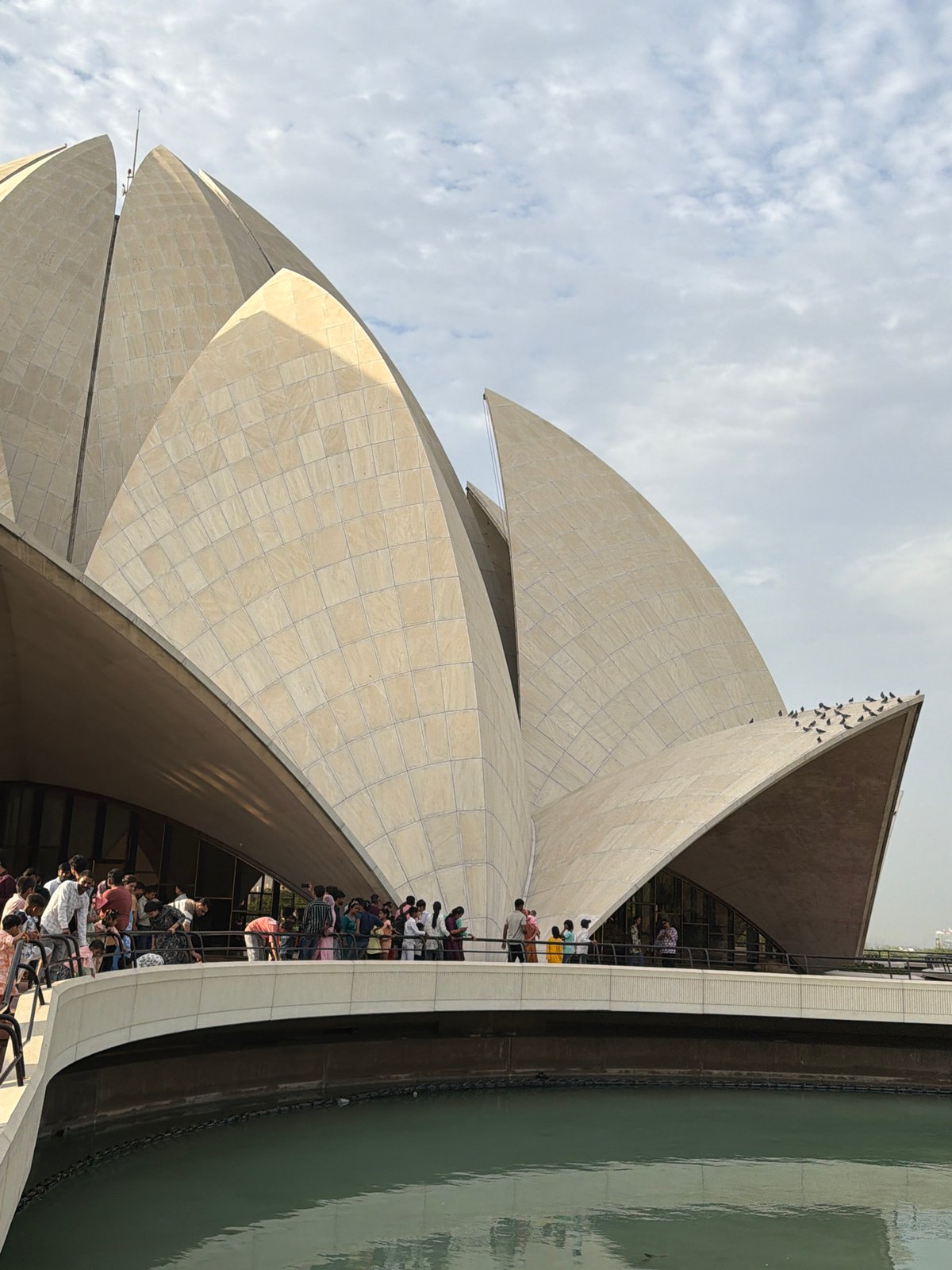 Afternoon at Delhi's Lotus Temple, crowds and surroundings