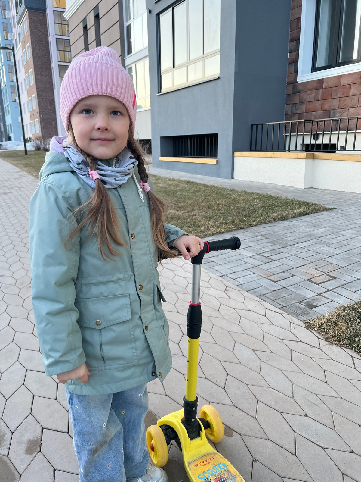 Girl with scooter spotted on walkway in Chemoshur