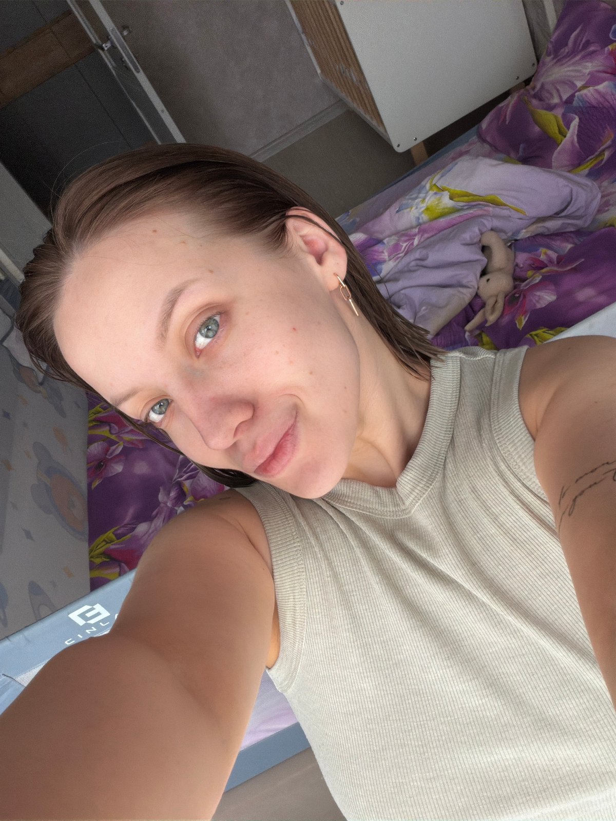 Woman documents morning routine in Reshetnikovo bedroom and bathroom