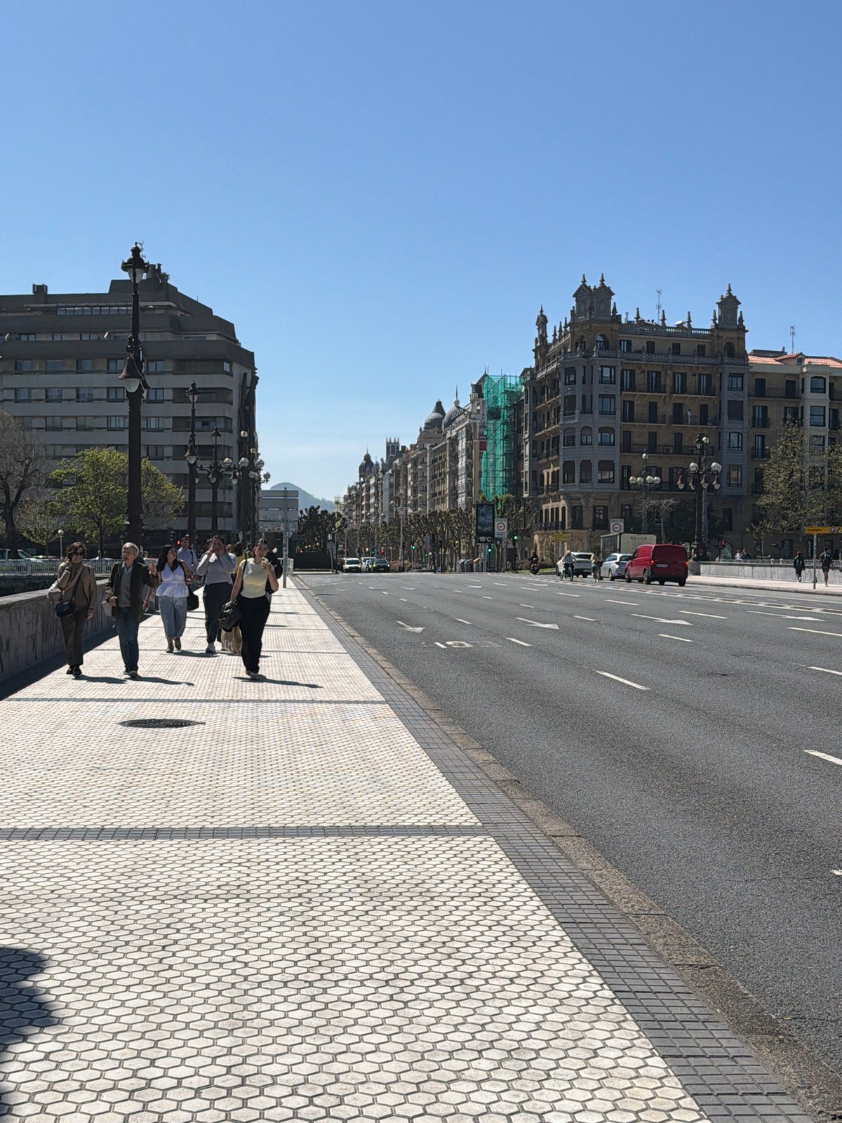 Clear sunny day documented in San Sebastián waterfront views