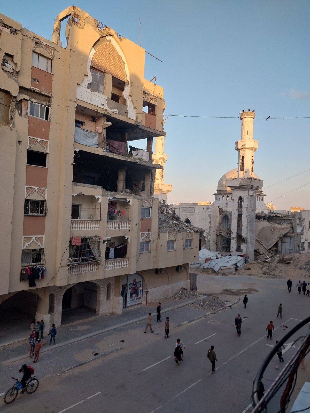 Witnesses document extensive building damage in Khan Yunis streets