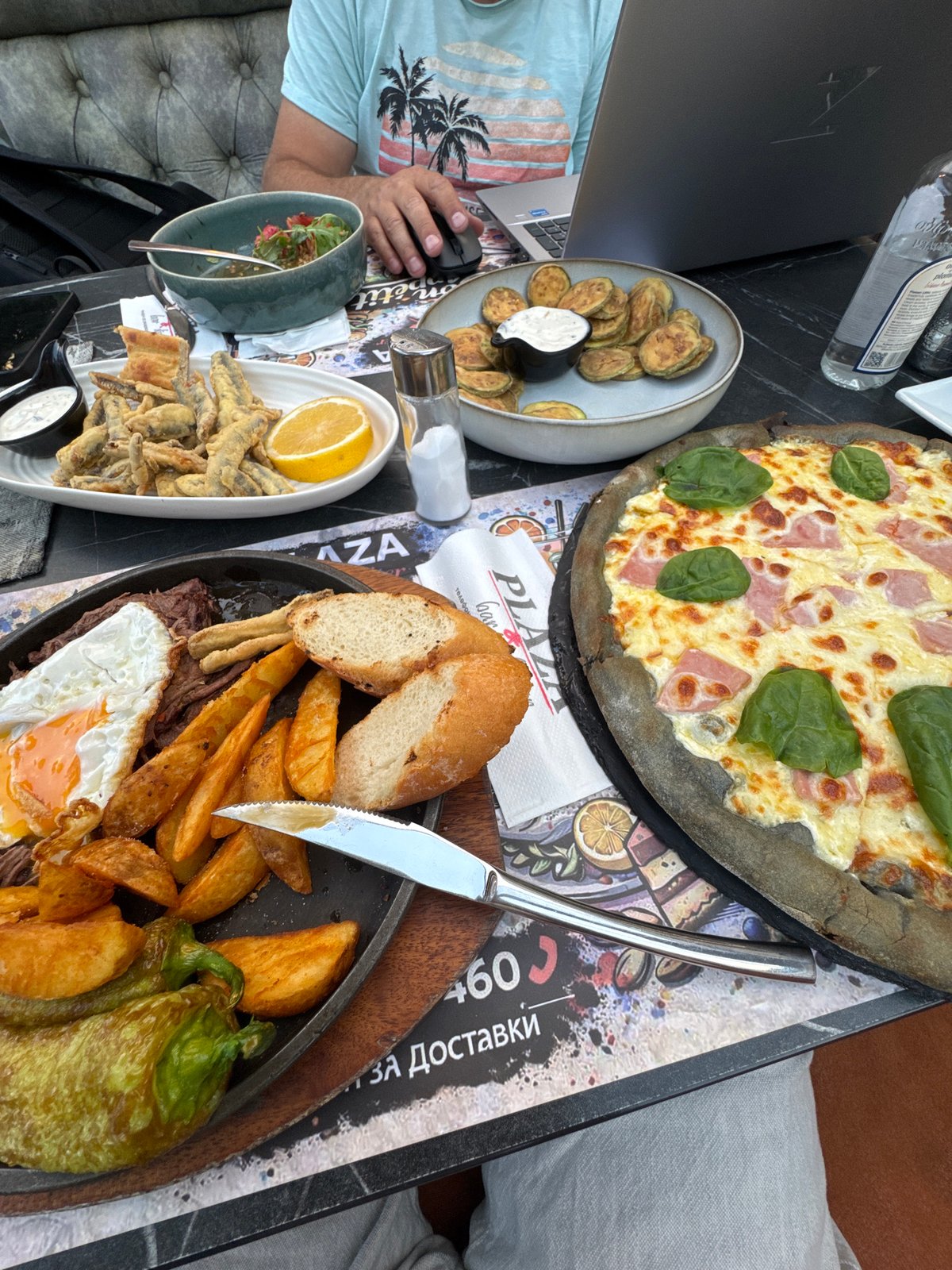 Afternoon around Haskovo's center — food, fountain, and a café