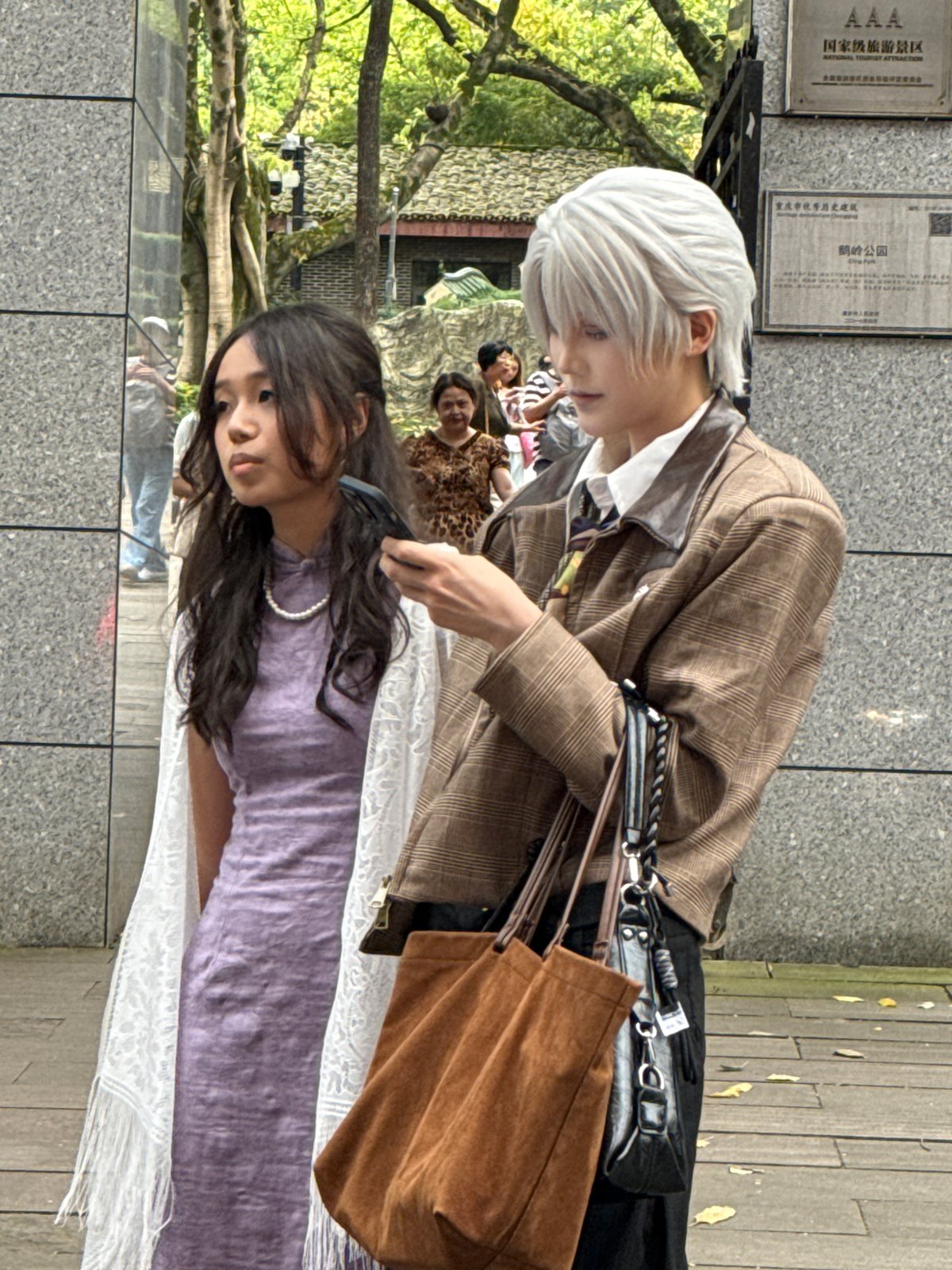 Sunday morning scenes captured across Yuzhong District walkways
