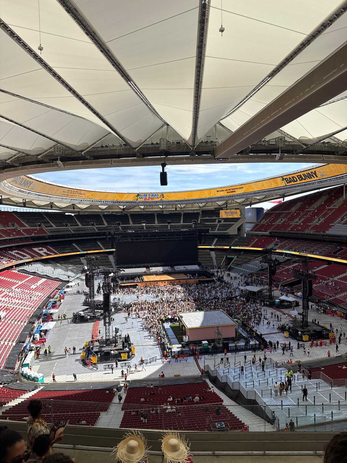 Large concert draws thousands to Madrid stadium on sunny afternoon