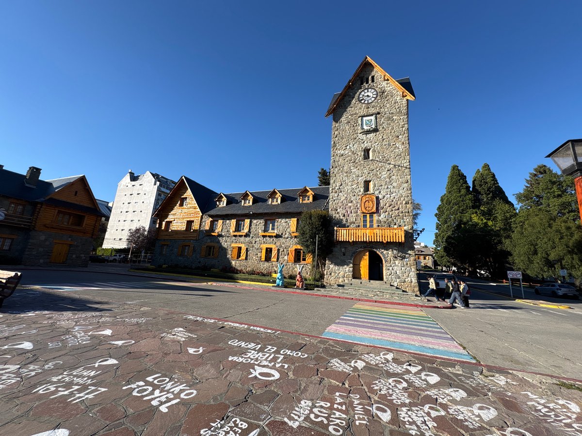 Tourist captures clear-sky views across Bariloche's civic and waterfront areas