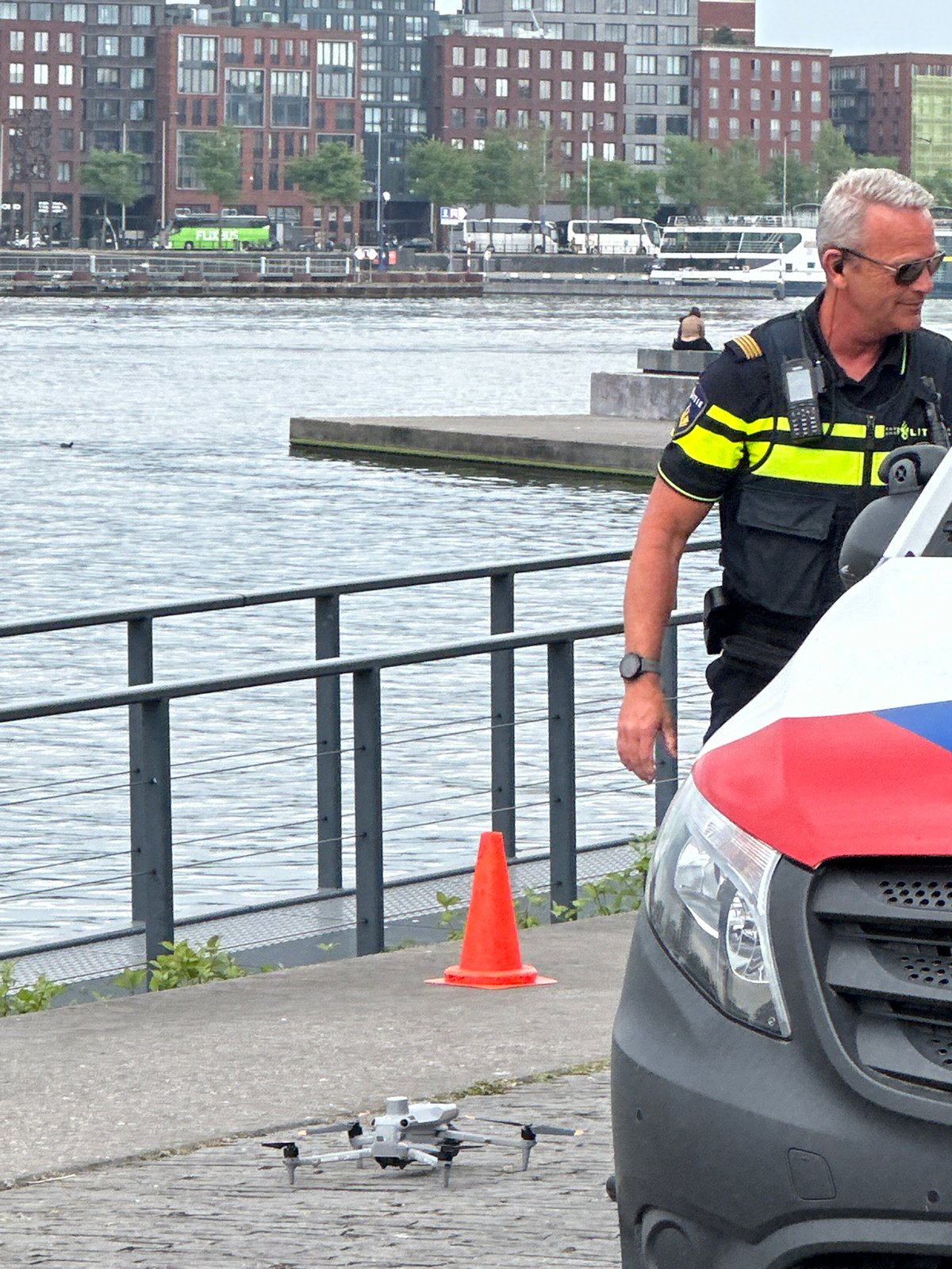 Police officer spotted near waterfront in Amsterdam park area