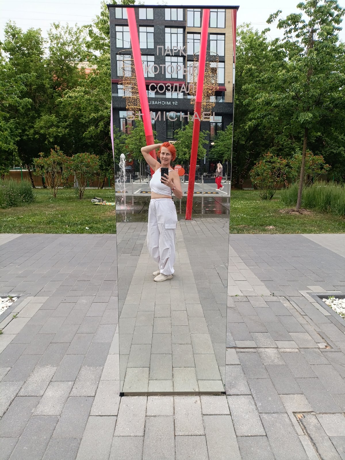 Moscow fountain square draws selfie-taking visitors on summer afternoon