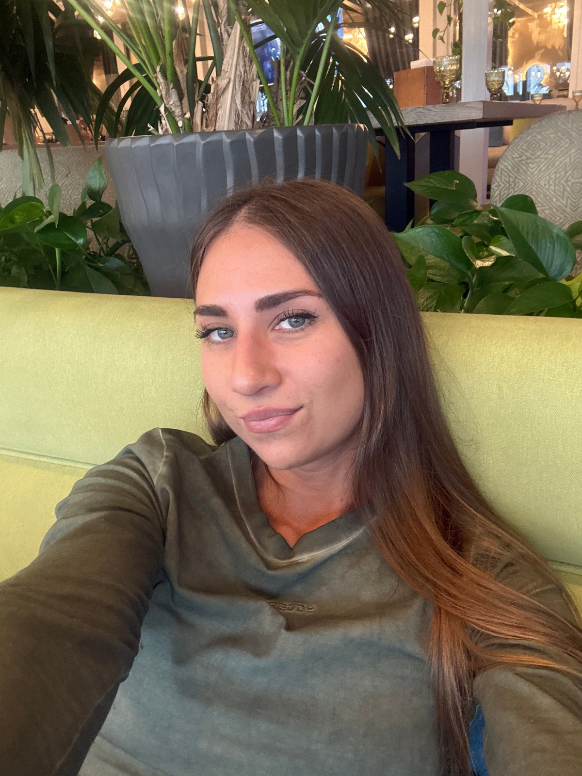 Quick indoor photo session on a lime green sofa, Komarovo
