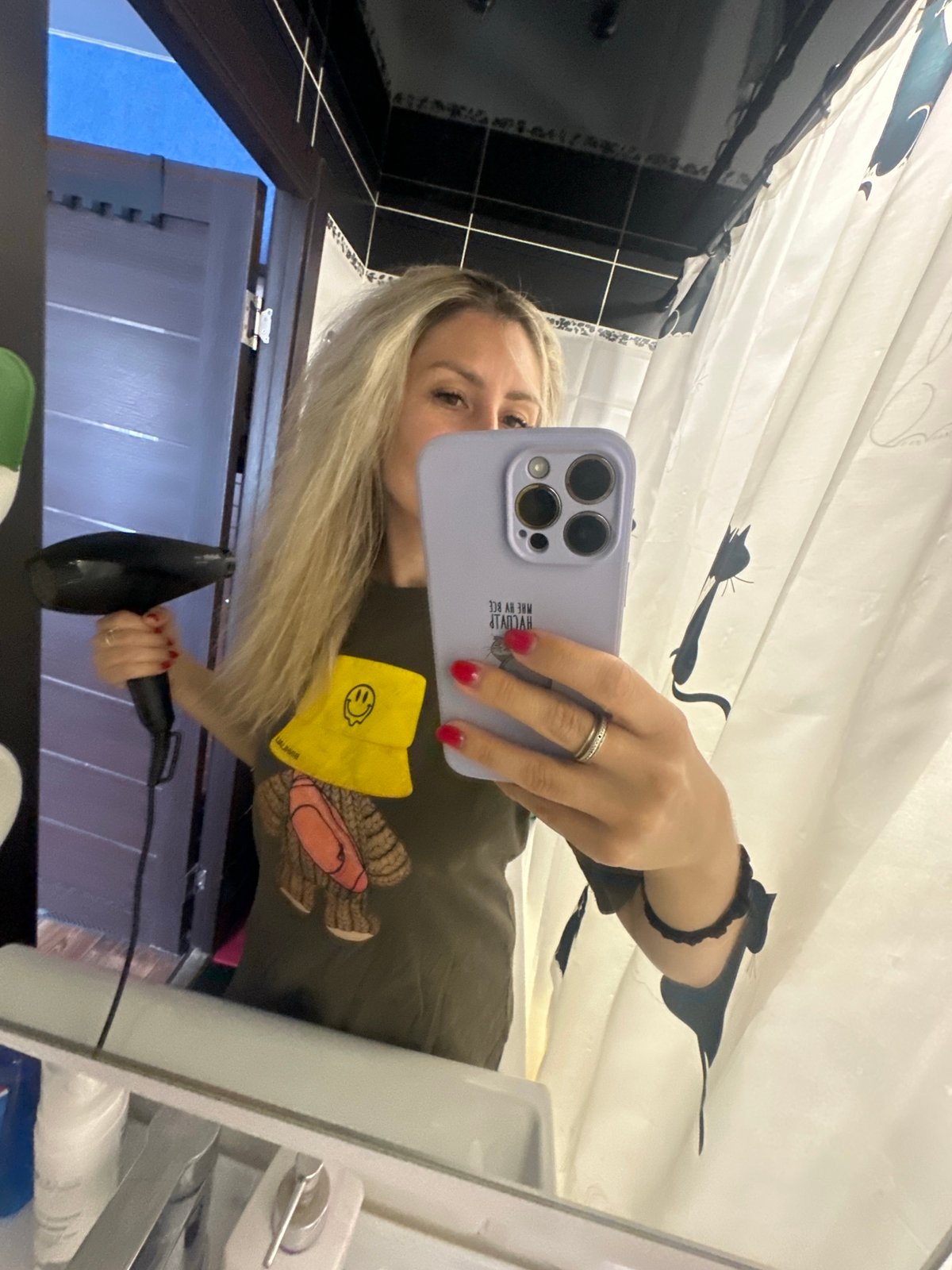 Morning at home in Novoaltaysk: hair, oatmeal, and a laptop