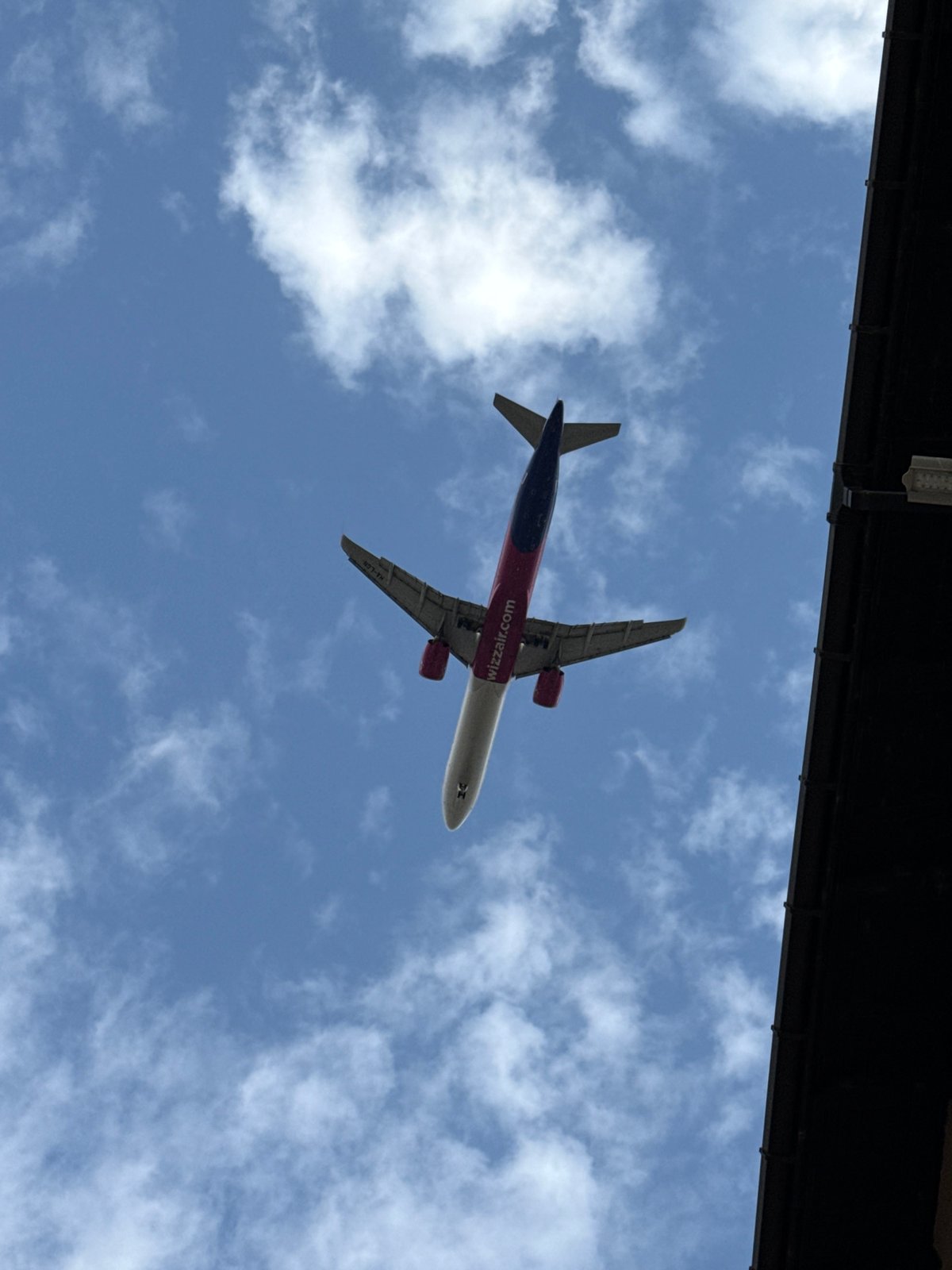 Wizz Air flight spotted over Sofia amid clear skies