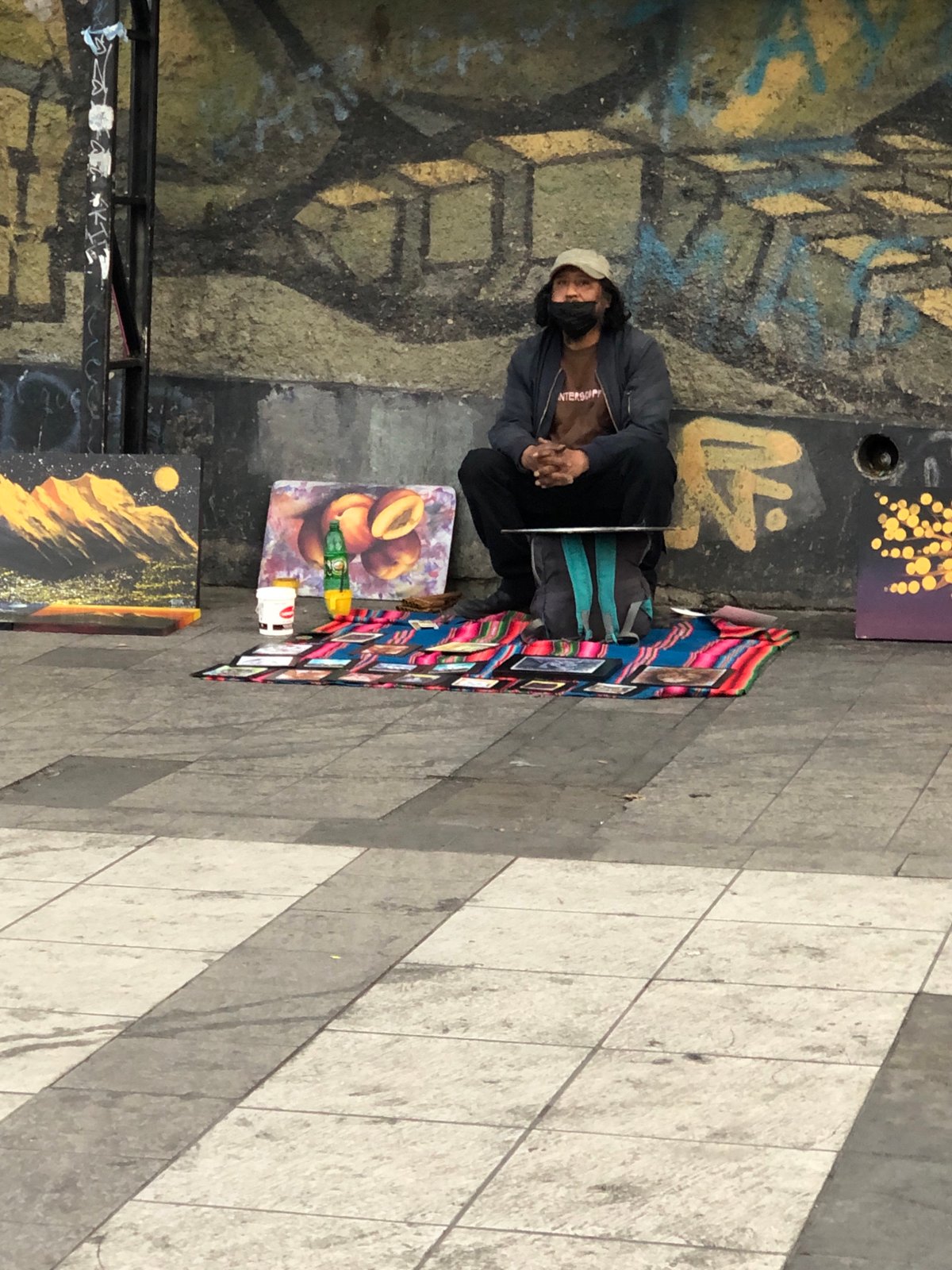 Street vendors and musicians active in La Paz evening