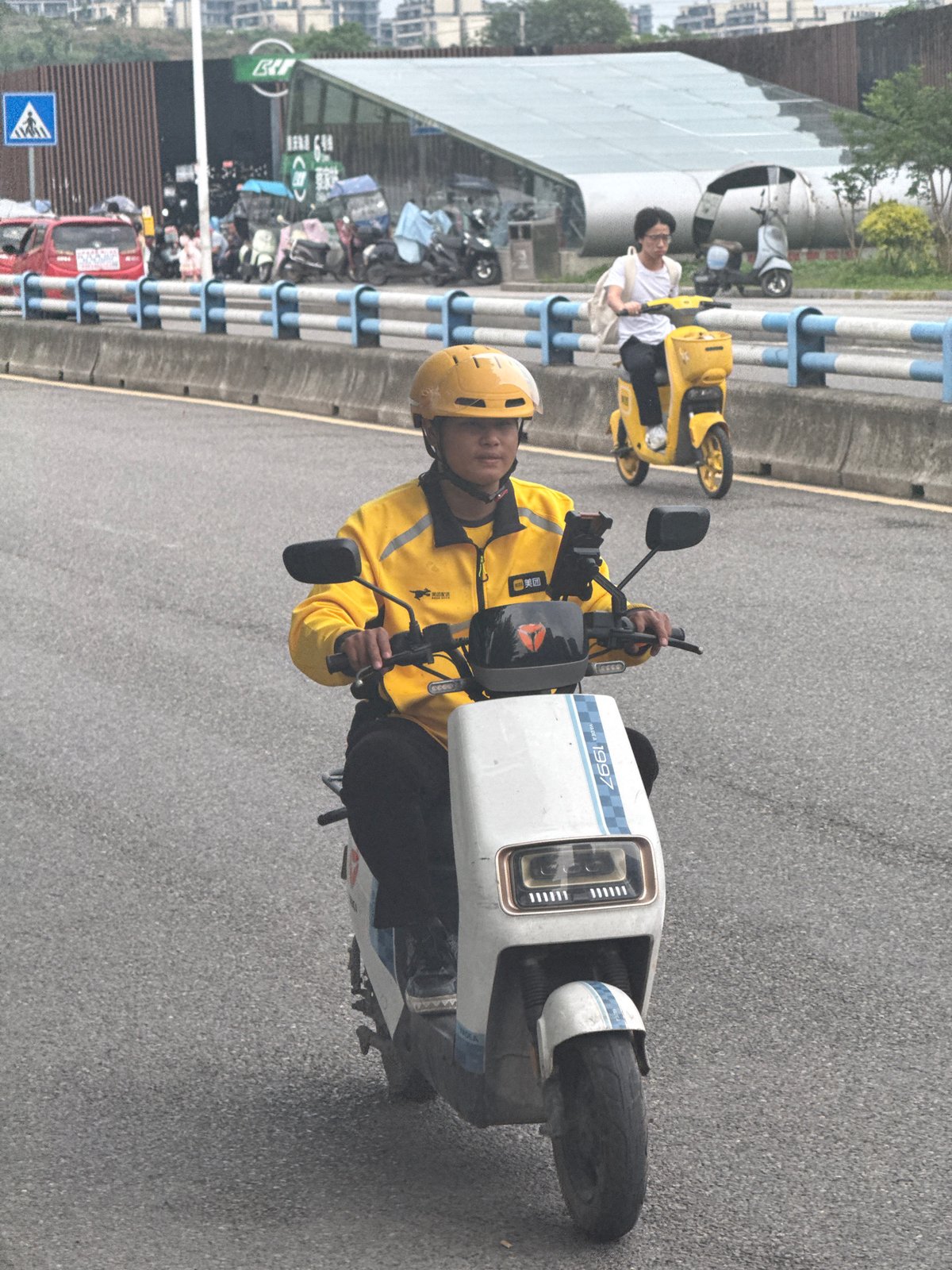 Electric motorcycle rider spotted in yellow gear in Liangjiang, China