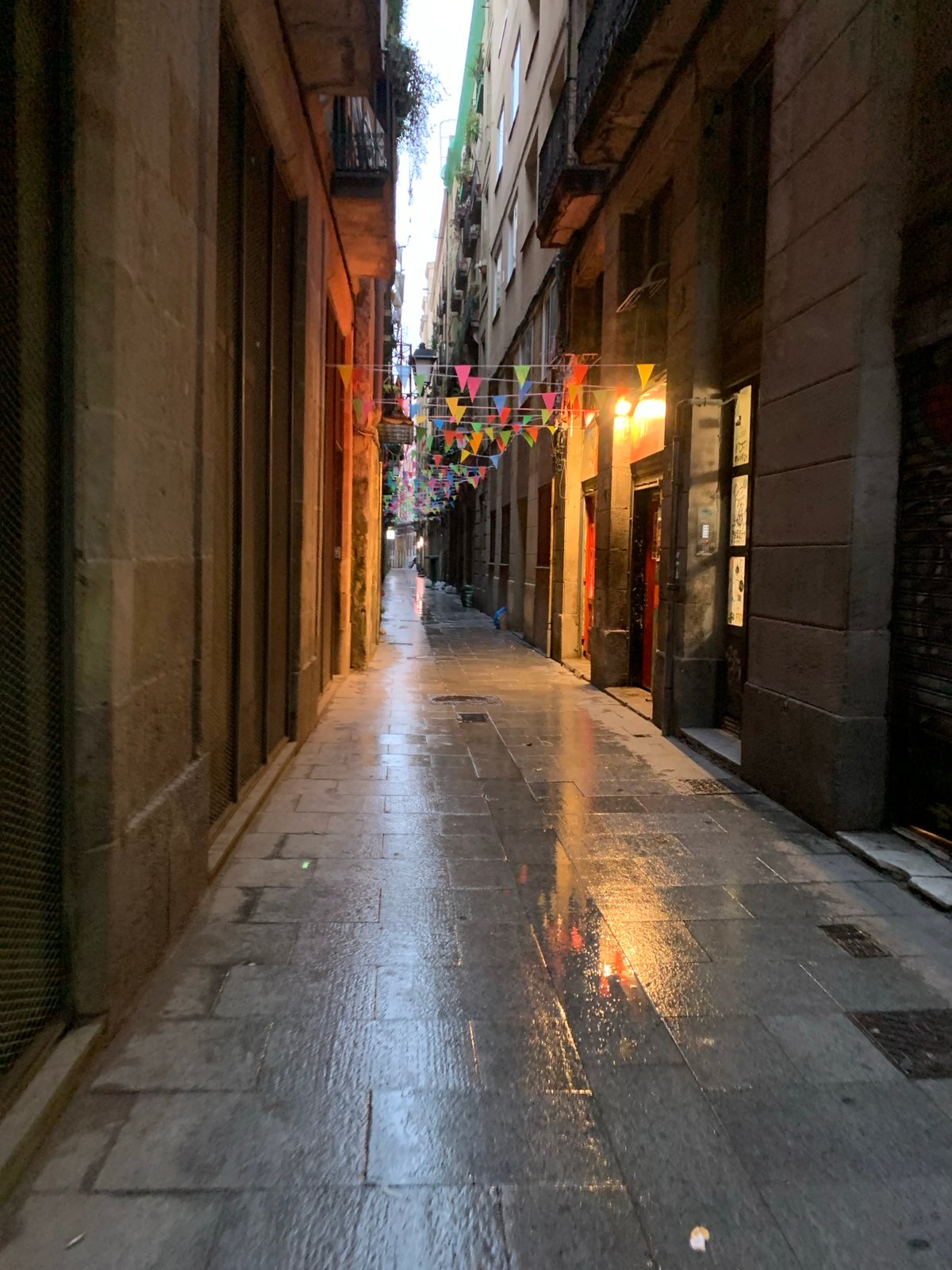Witness documents nighttime walk through Barcelona's historic quarter