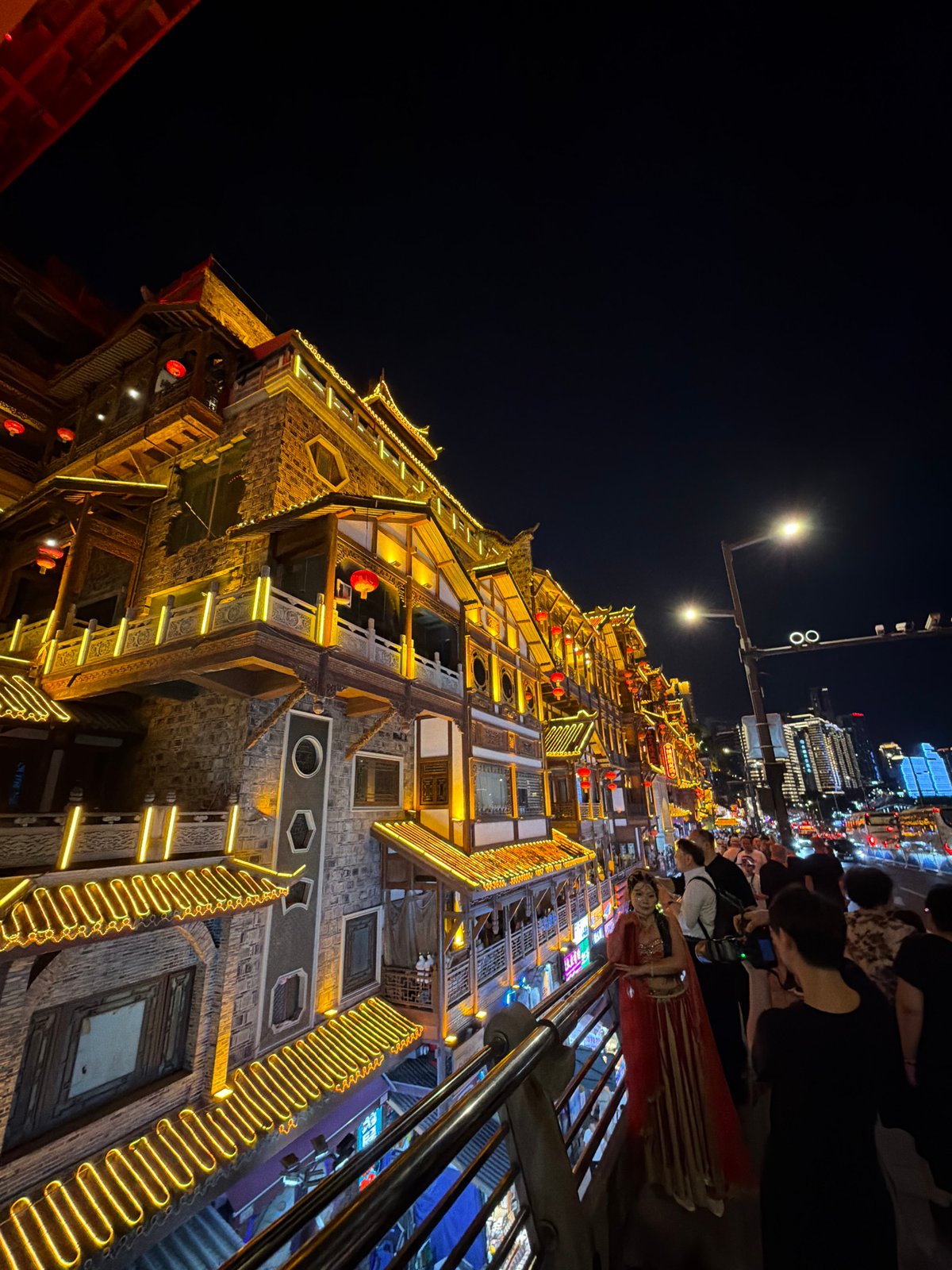 Rainy night near Yuzhong's red bridge, festival atmosphere on the streets