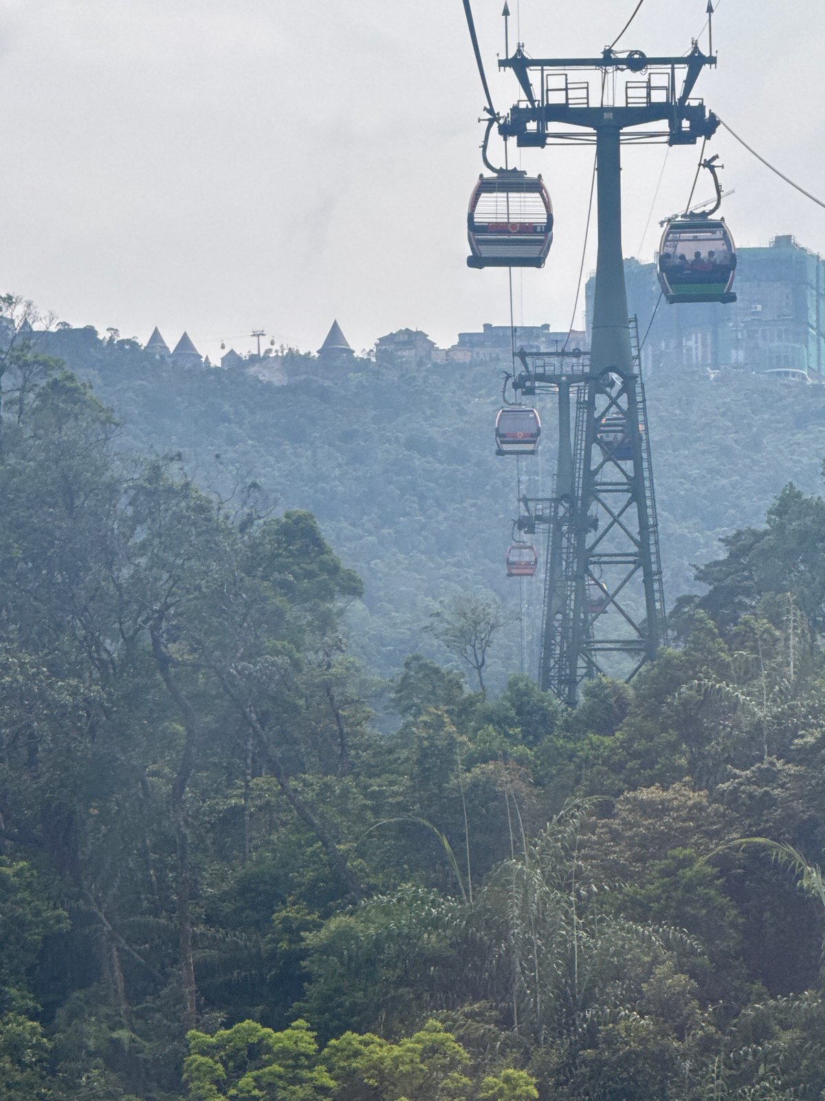 Cable car system operates in Đà Nẵng mountains