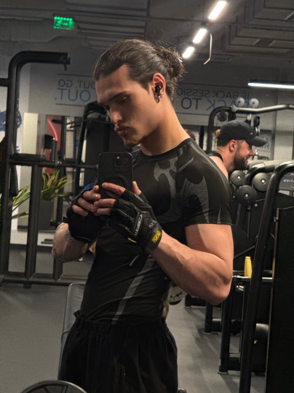 Man takes gym selfies in Sofia fitness facility