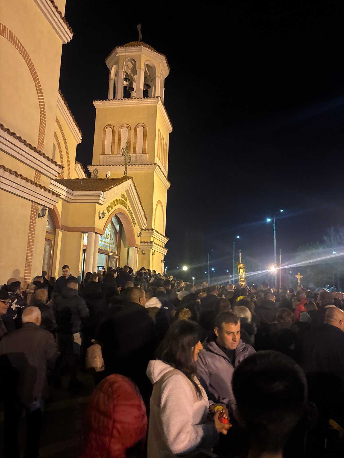 Evening gathering at Plovdiv church draws crowds, candle lighting