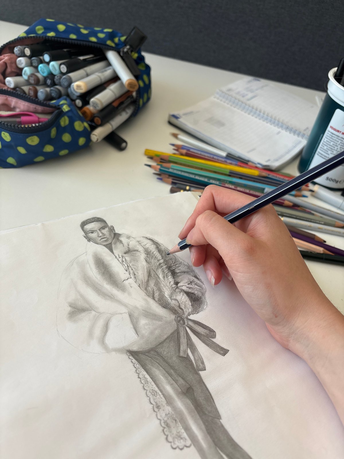 Artist sketches historical figure in Milan