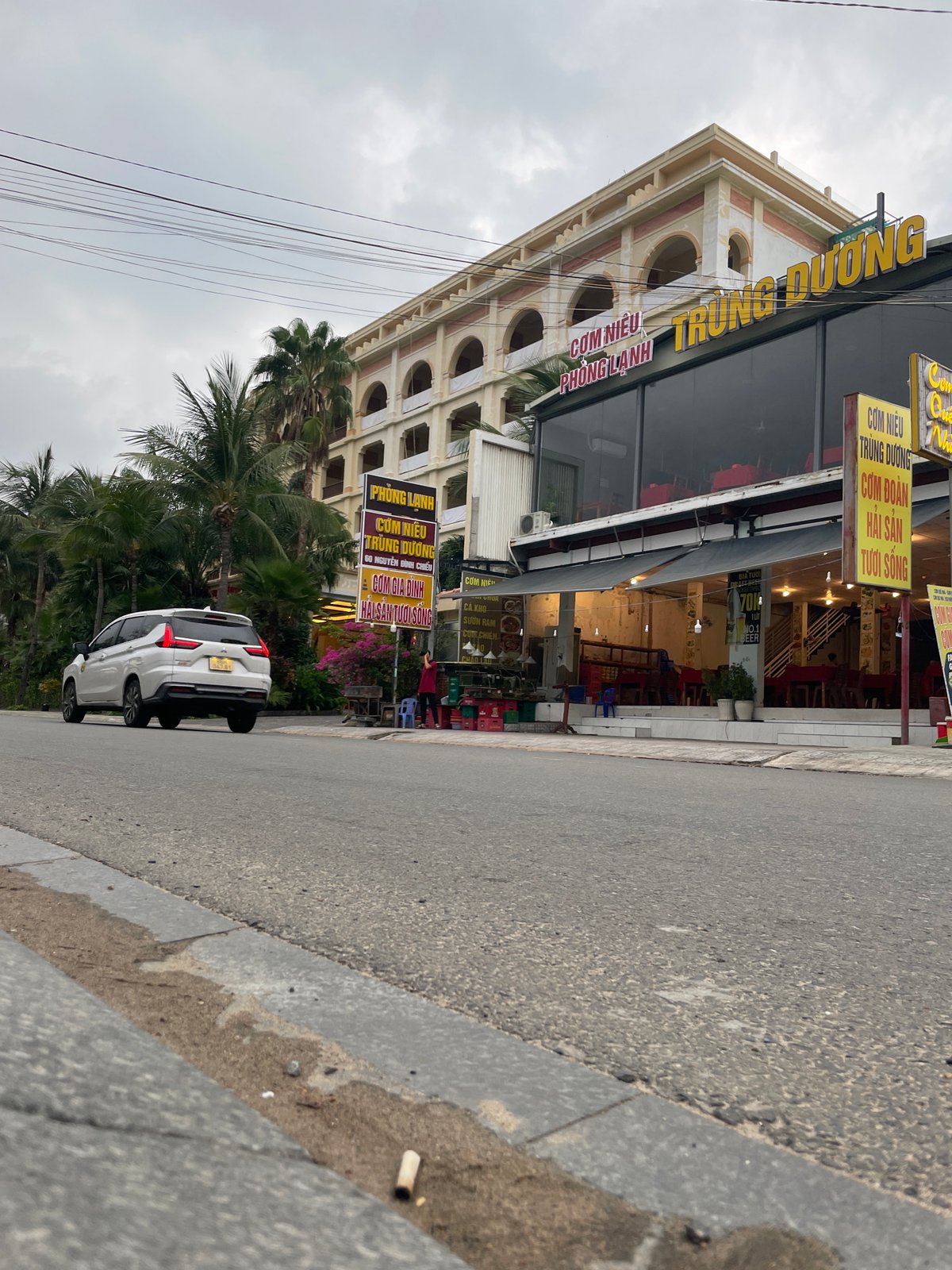 Morning street life and dining captured in Phu Thuy Ward