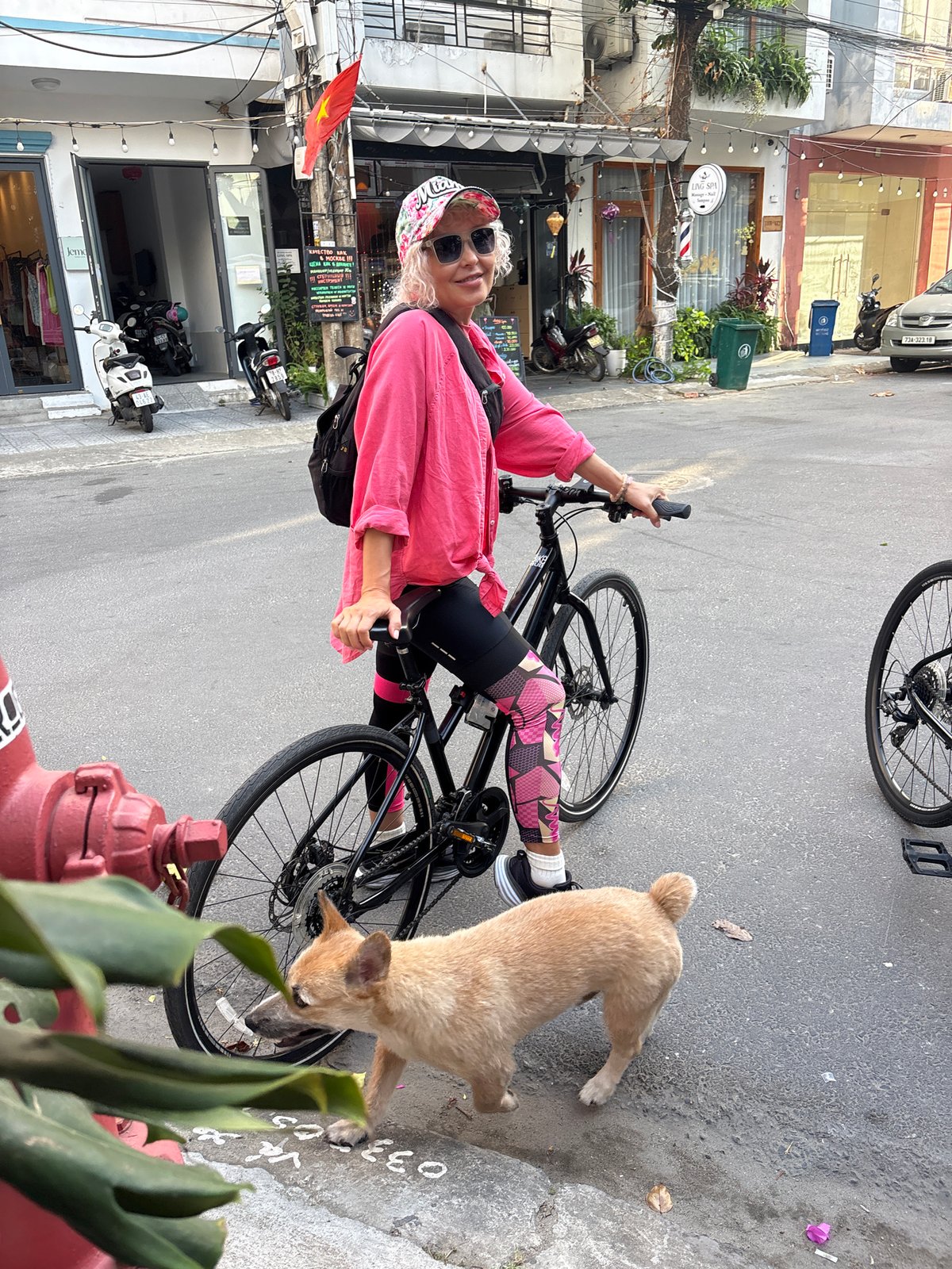 Woman on bicycle observed on Đà Nẵng street
