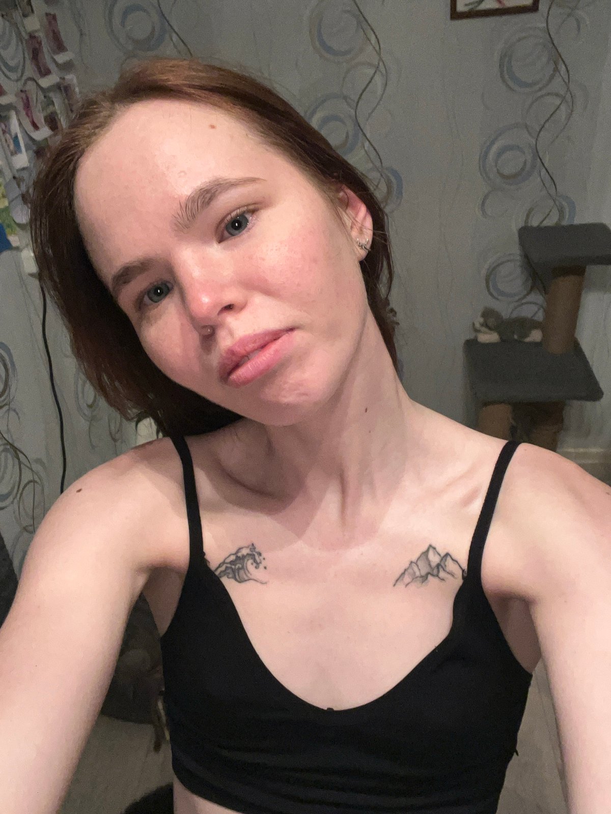 Woman takes mirror selfies with cat in Chaikovsky apartment
