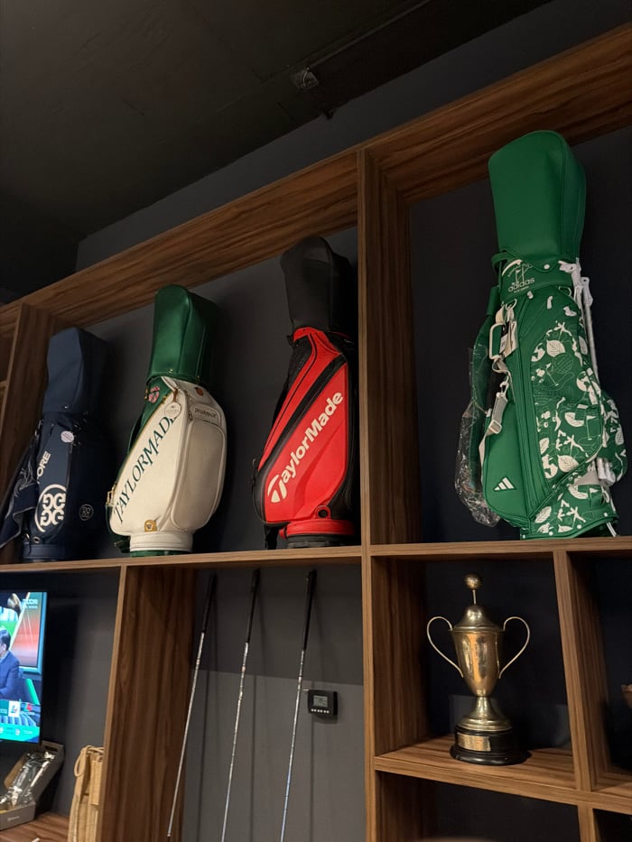 Early morning golf simulator sessions documented across Mexican cities