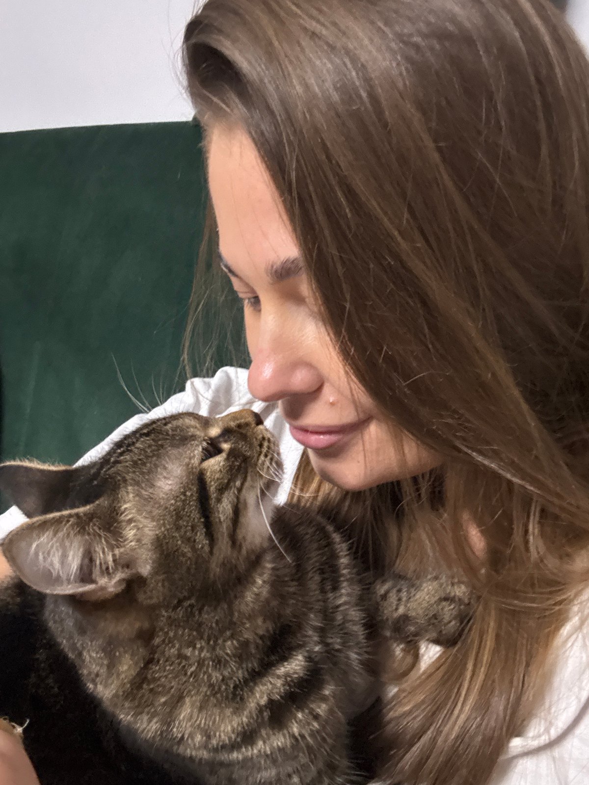 Woman shares tender moments with tabby cat in Chernushka