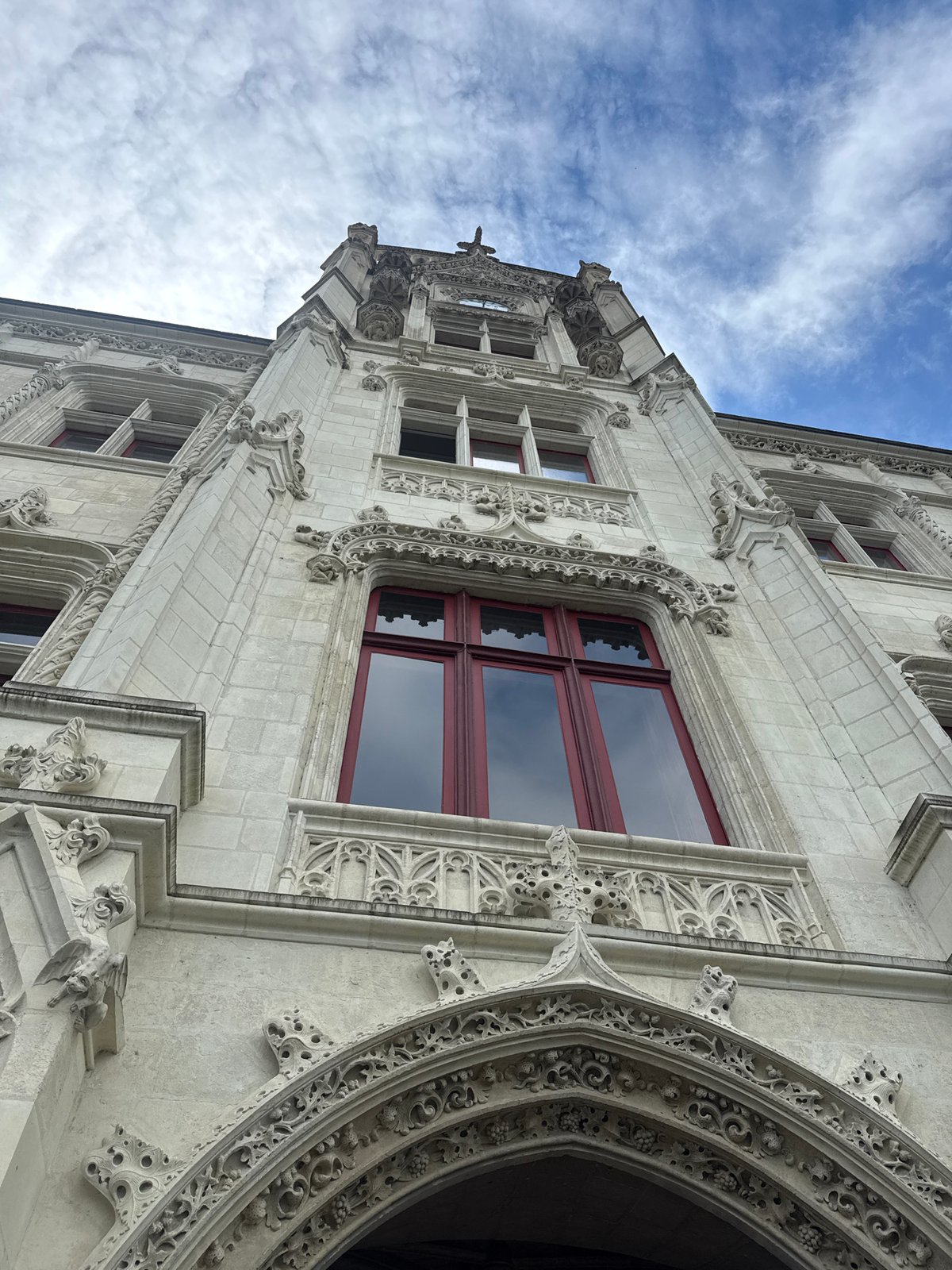 Witness documents historic architecture and war memorial in Saumur