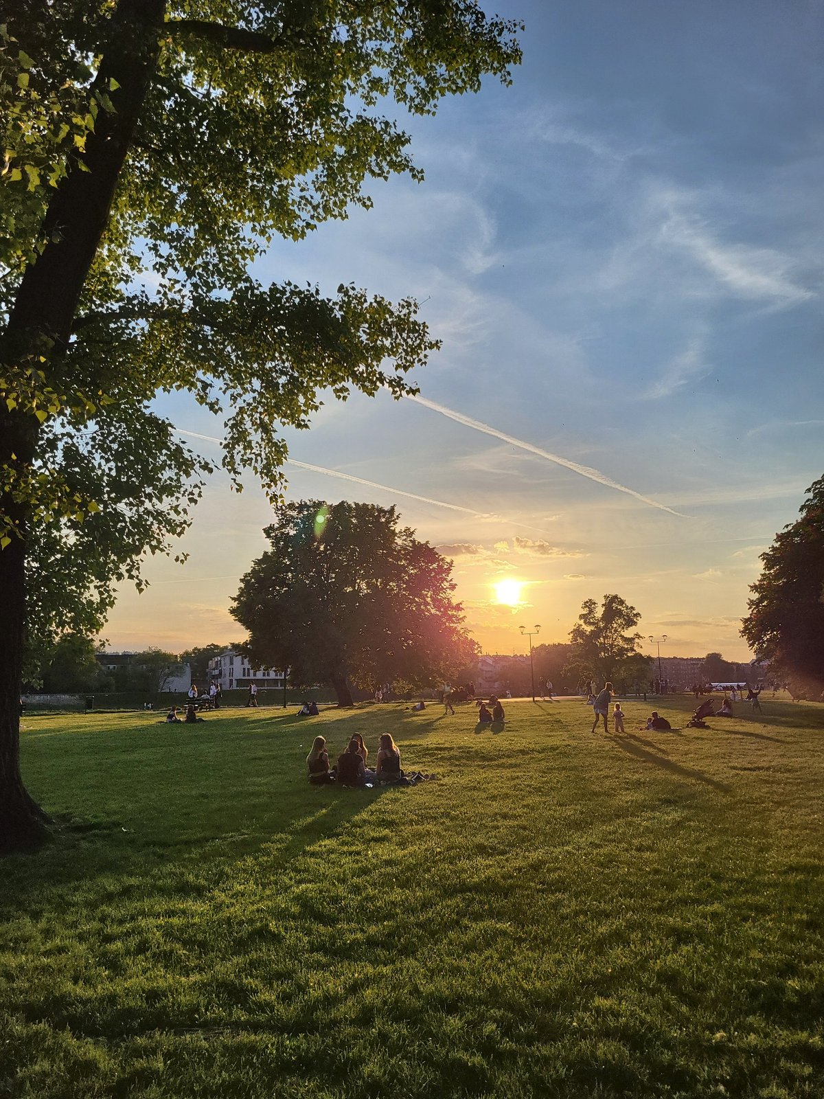 Urban park sunset gathering draws artists and families