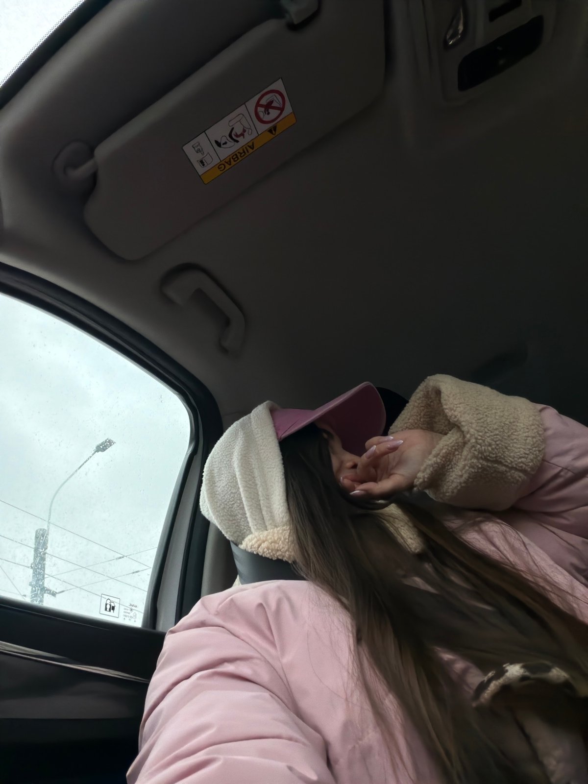 Person in pink outfit spotted inside car in Saint Petersburg