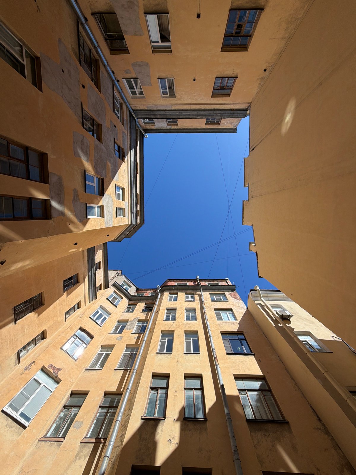 Witness documents Saint Petersburg landmarks and streets in 25-minute span