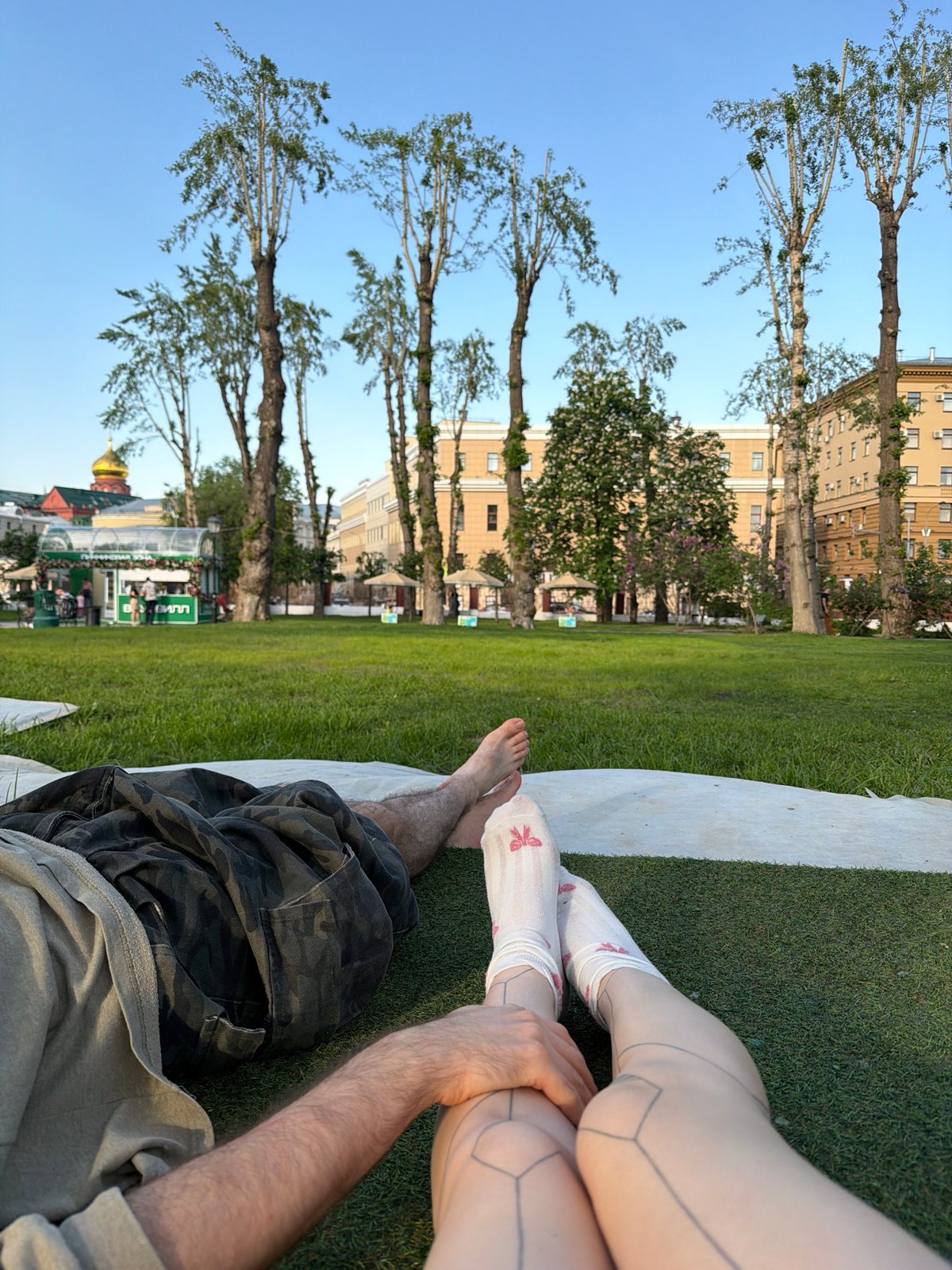 Spring afternoon life documented across central Moscow locations
