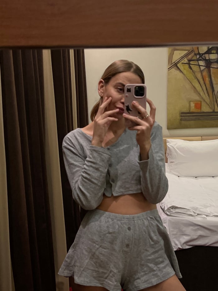 Woman documents hotel stay with mirror selfies in Saint Petersburg