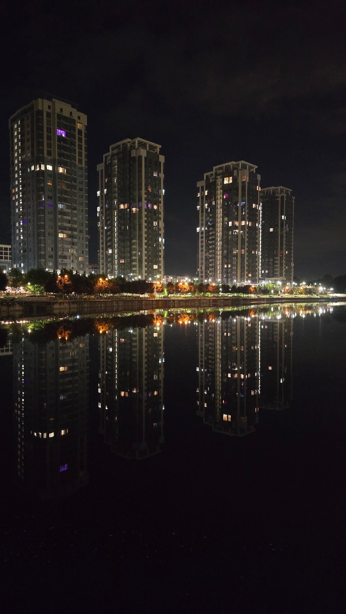 Evening stroll with snacks along Kyiv's illuminated waterfront