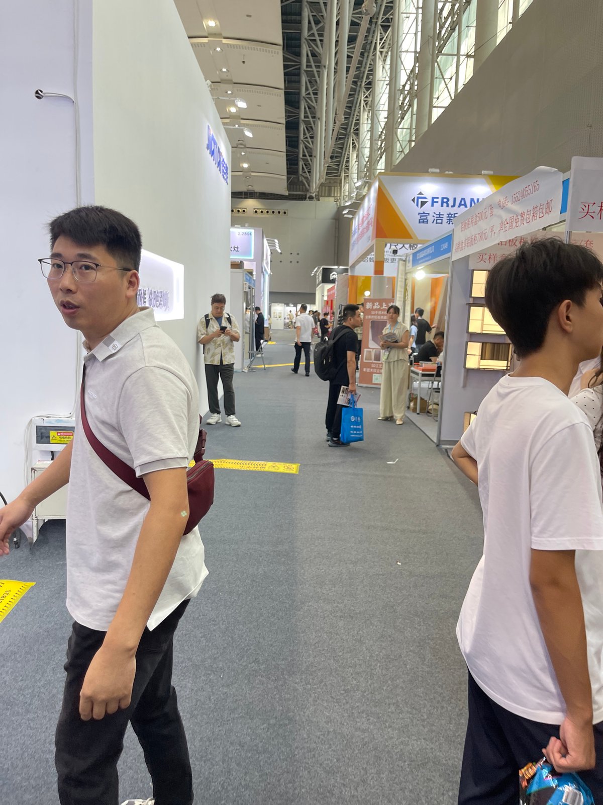 Canton Fair Complex buzzes with home and building materials exhibitors