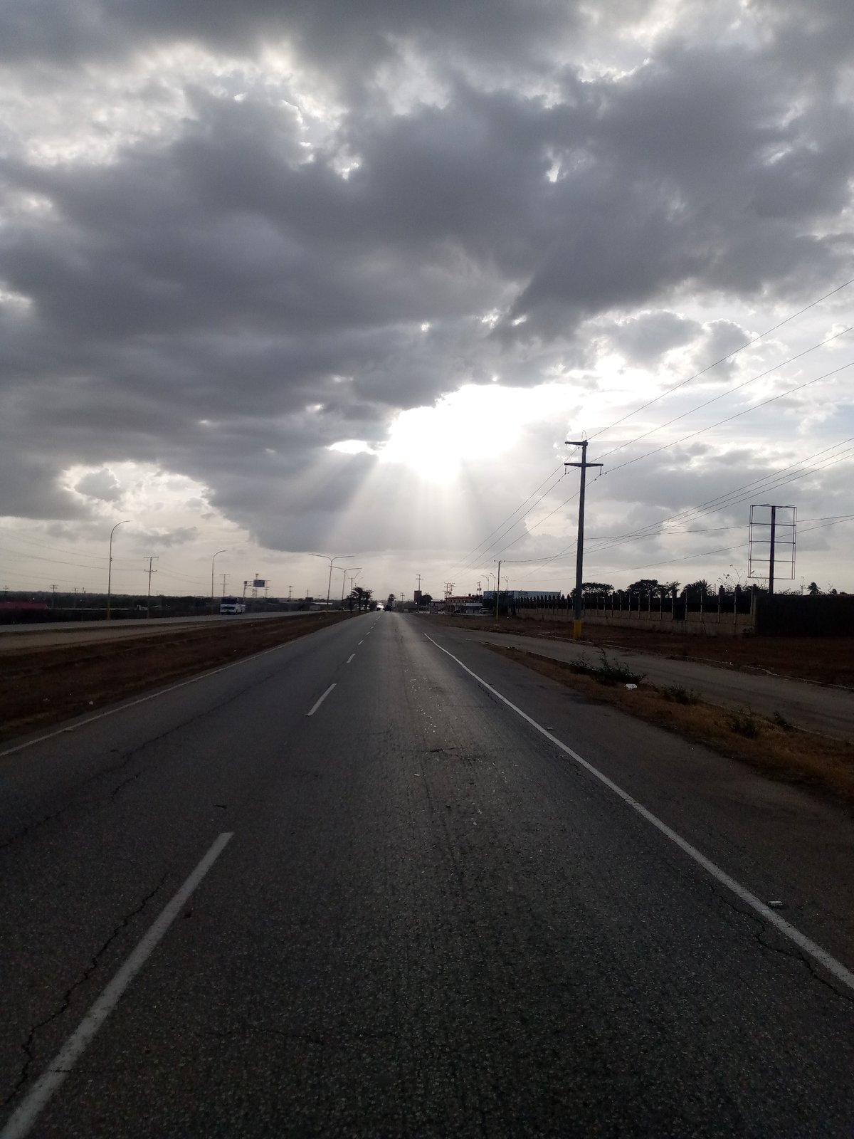 Road scene captured under cloudy skies in El Dátil