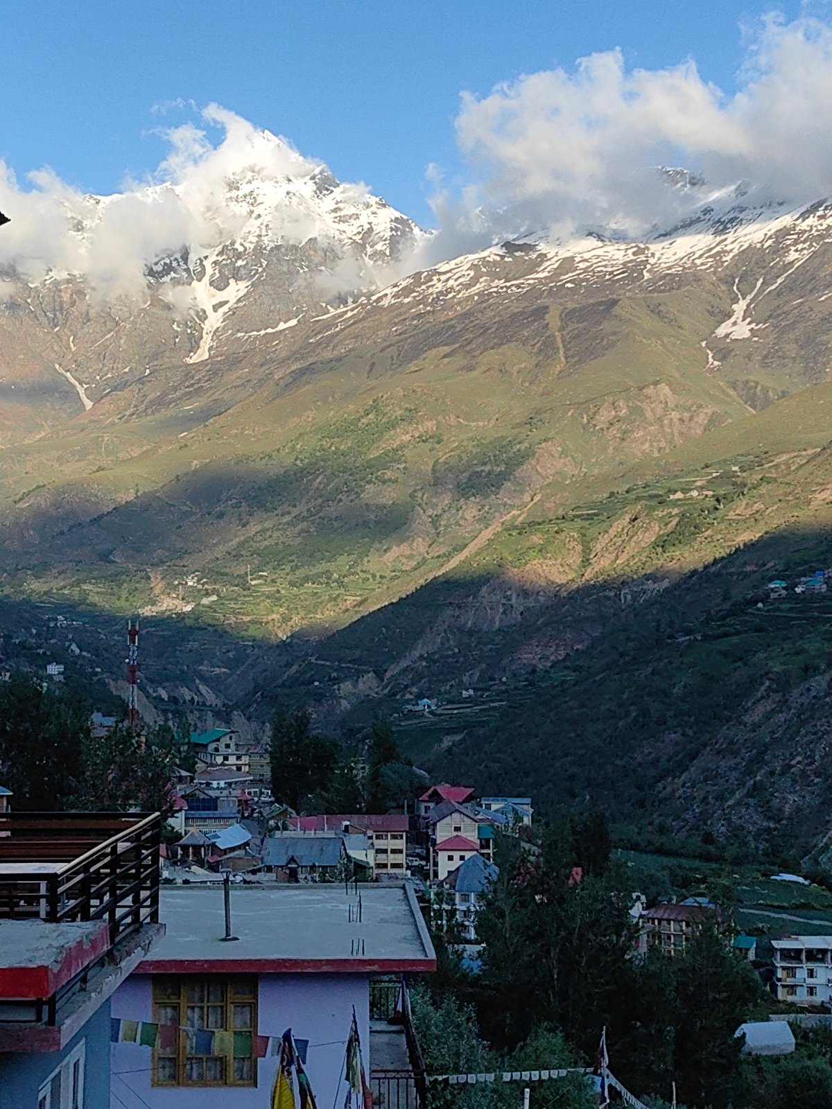 Lunch break in Keylong, prayer flags and Himalayan peaks all around