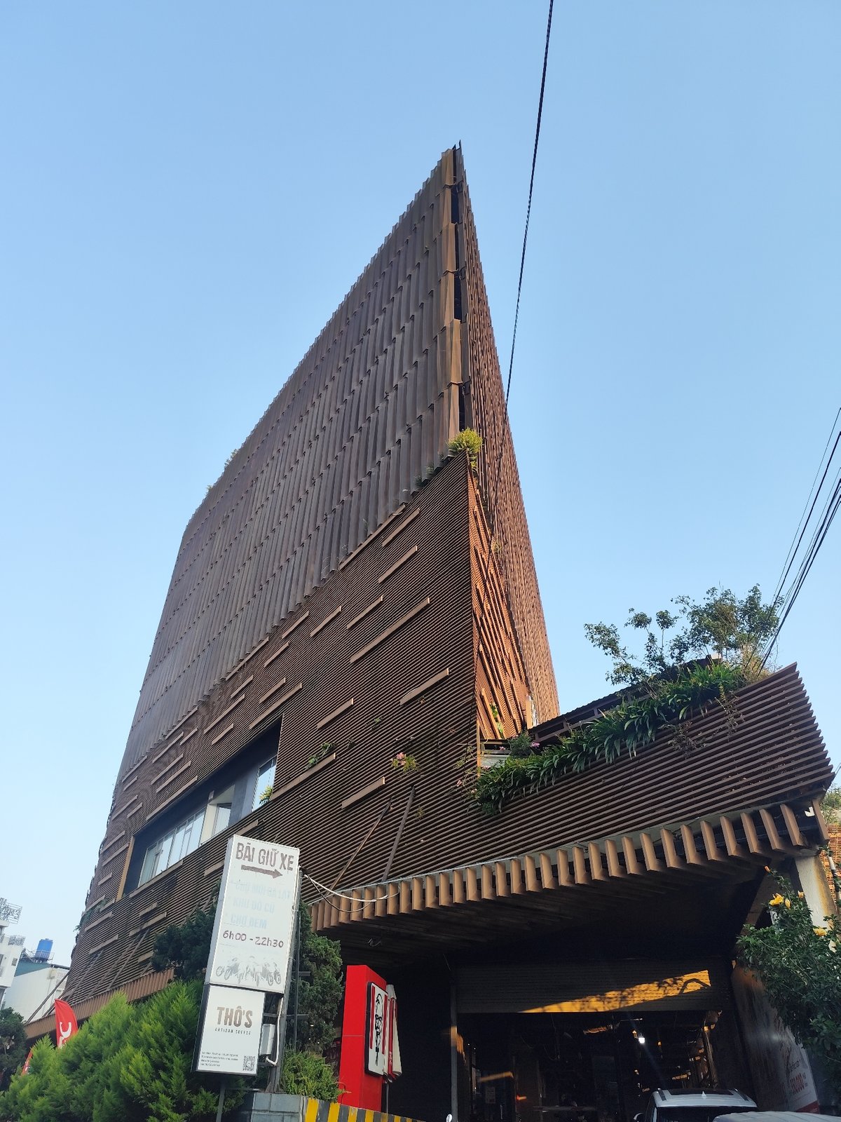 Tourist documents Da Lat's green architecture and market scenes