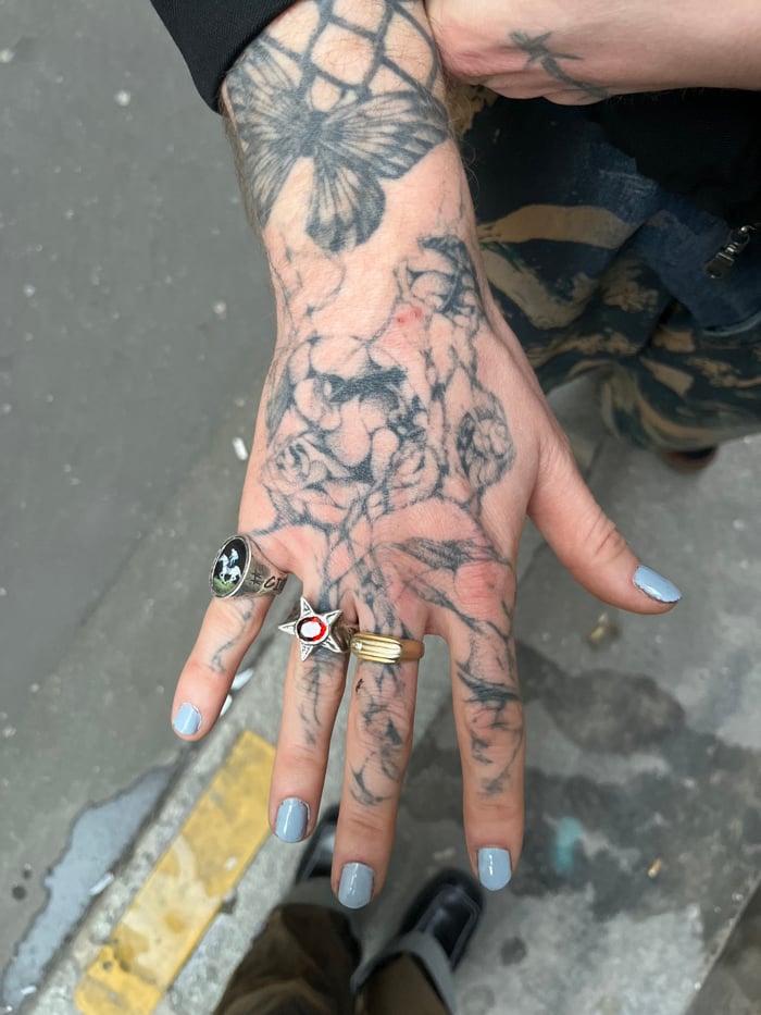 Paris witnesses document tattooed individuals, distinctive clothing in retail space
