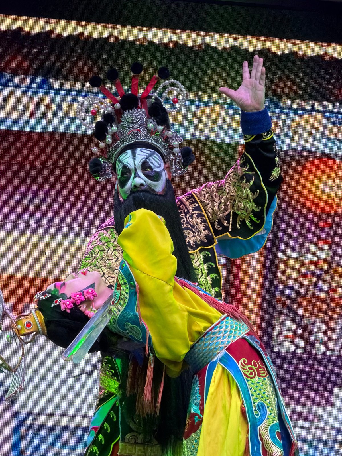 Chinese Opera Performance Draws Tourists in Shapingba District